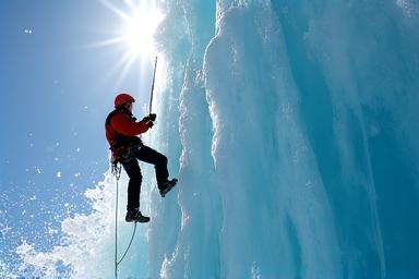 Arrampicata su una parete di ghiaccio azzurro